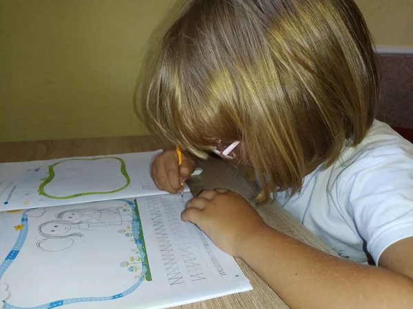 Een Jarig Meisje Leest Een Boek Leerboek Glimlacht Het Kind — Stockfoto