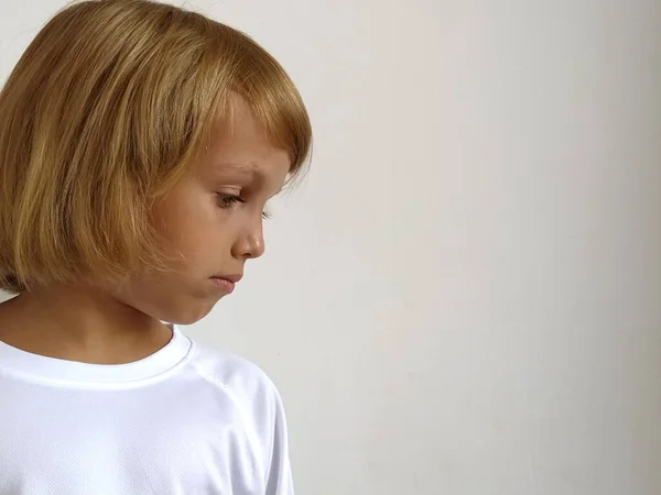 Mädchen Auf Weißem Hintergrund Das Kind Blickt Nach Unten Und — Stockfoto