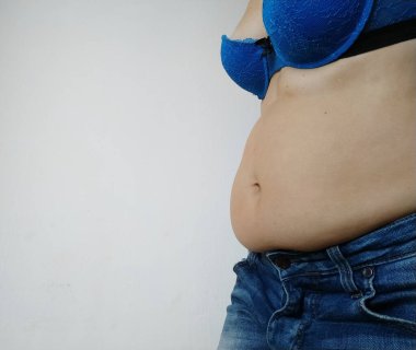 Sarkık göbek. Kotun belinden sarkan deri ve yağ kıvrımları. Aşırı yeme ya da hamilelikle bozulan bir figür. Obezite ve Diyabet. Sağlıksız yaşam tarzı. Selülit sarkık kaslar.