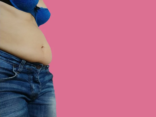 썩었어 지방이 청바지 허리에 과식이나 임신때문에 손상을 당뇨병입니다 태평양 분홍빛 — 스톡 사진