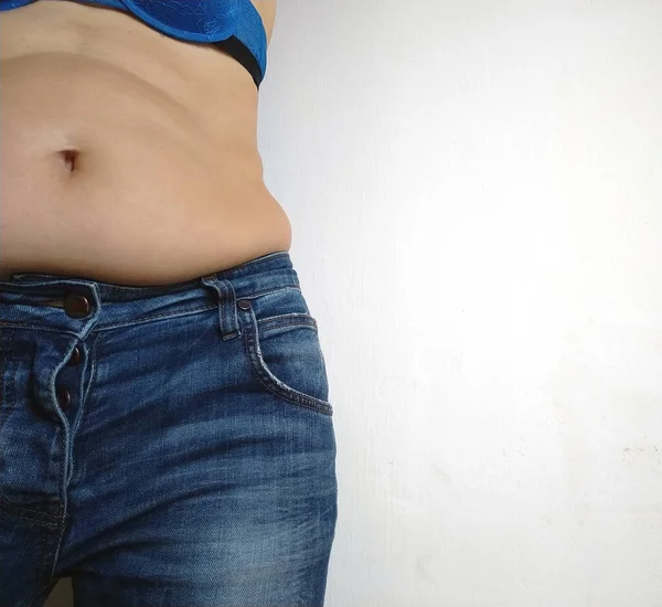 Sarkık göbek. Kotun belinden sarkan deri ve yağ kıvrımları. Aşırı yeme ya da hamilelikle bozulan bir figür. Obezite ve Diyabet. Sağlıksız yaşam tarzı. Selülit sarkık kaslar.