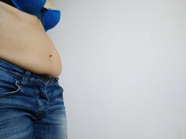 Sarkık göbek. Kotun belinden sarkan deri ve yağ kıvrımları. Aşırı yeme ya da hamilelikle bozulan bir figür. Obezite ve Diyabet. Sağlıksız yaşam tarzı. Selülit sarkık kaslar.