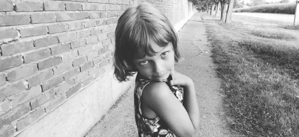 Schöne Junge Mädchen Mit Prallen Augen Die Kamera Schwarz Weiß — Stockfoto