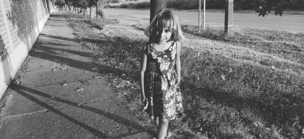 Девушка Идет Дороге Размахивая Руками Черно Белое Монохромное Изображение Украшен — стоковое фото
