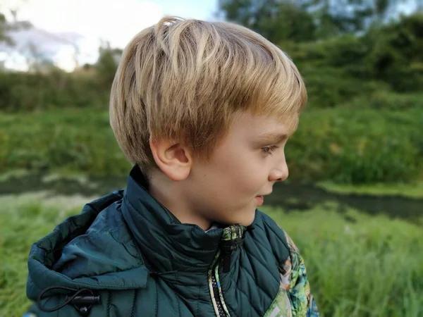 Blonďatý Osmiletý Chlapec Chodí Podzim Poblíž Bažinatého Rybníka Teplé Zelené — Stock fotografie