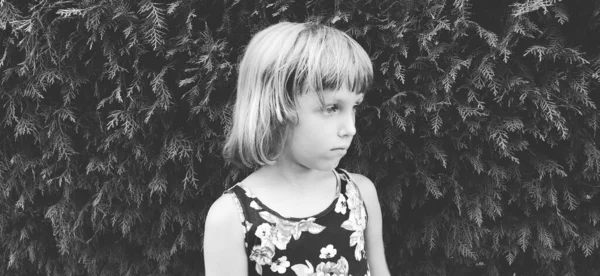 Menina Caucasiana Bonita Criança Olha Para Lado Fotografia Monocromática Preto — Fotografia de Stock