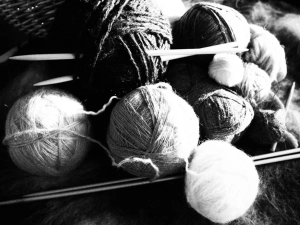 糸や糸のボールやスキン ニット服 編み針やフック 皮膚の灰色と白の糸 趣味でかぎ針編みと編み物 モノクローム黒と白の写真 静物画 — ストック写真