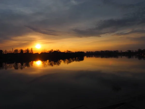 Красивый Закат Над Водой Берег Реки Горизонт Яркие Облака Окрашены — стоковое фото