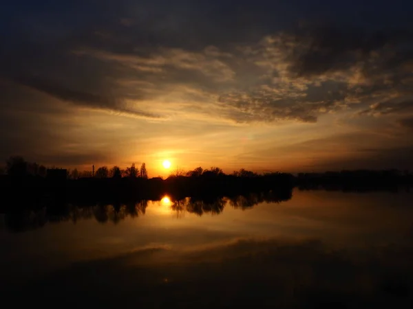 Pôr Sol Muito Bonito Sobre Água Banco Rio Horizonte Nuvens — Fotografia de Stock