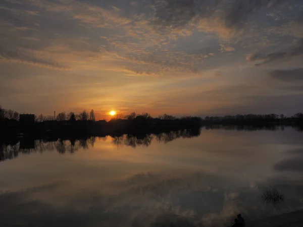 Pôr Sol Muito Bonito Sobre Água Banco Rio Horizonte Nuvens — Fotografia de Stock