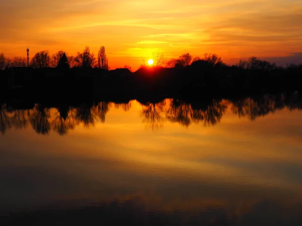 Sehr Schöner Sonnenuntergang Über Dem Wasser Flussufer Und Horizont Helle — Stockfoto