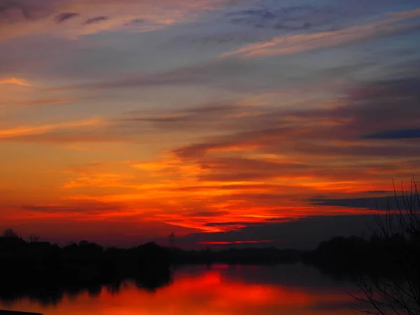 Pôr Sol Muito Bonito Sobre Água Banco Rio Horizonte Nuvens — Fotografia de Stock