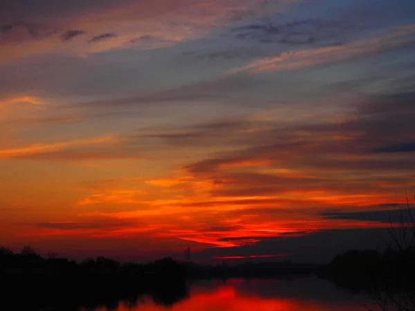 Pôr Sol Muito Bonito Sobre Água Banco Rio Horizonte Nuvens — Fotografia de Stock