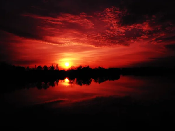 Zeer Mooie Zonsondergang Boven Het Water Rivieroever Horizon Heldere Wolken — Stockfoto