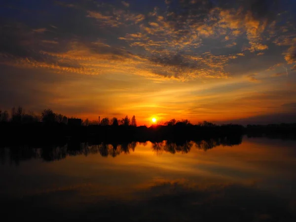 Pôr Sol Muito Bonito Sobre Água Banco Rio Horizonte Nuvens — Fotografia de Stock