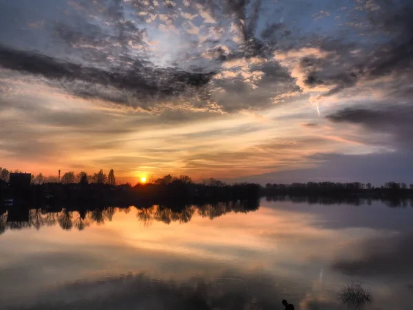 Pôr Sol Muito Bonito Sobre Água Banco Rio Horizonte Nuvens — Fotografia de Stock