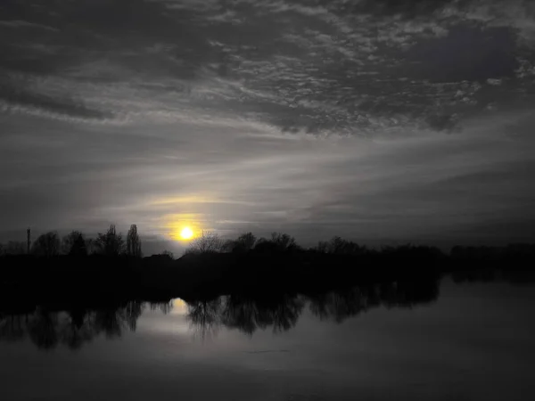 Muy Bonito Atardecer Sobre Agua Ribera Del Río Horizonte Atardecer — Foto de Stock