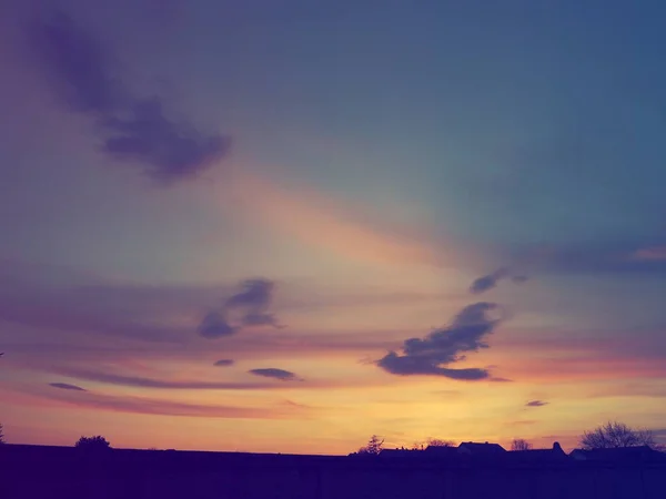 Prachtige Zonsondergang Meerkleurige Lichtwolken Stralen Van Ondergaande Zon Huizen Veer — Stockfoto