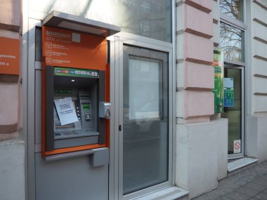 Sberbank, Rusya 'nın ortak hisse senedi şirketi Sberbank' in şubesinin ön cephesi ve girişi. Yazı, ATM 'de bir sorun var. Sremska Mitrovica, Sırbistan, 03 Mart 2022. 