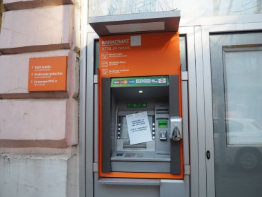 Çalışmayan bir Sberbank ATM. Yazı... Üzgünüm, ATM işe yaramıyor. Rusya 'nın Sberbank şubesine giriş. Ukrayna Rusya Yaptırımları. Sremska Mitrovica, Sırbistan, 3 Mart 2022.