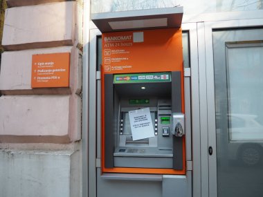 Çalışmayan bir Sberbank ATM. Yazı... Üzgünüm, ATM işe yaramıyor. Rusya 'nın Sberbank şubesine giriş. Ukrayna Rusya Yaptırımları. Sremska Mitrovica, Sırbistan, 3 Mart 2022.