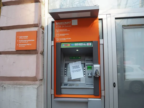 Çalışmayan bir Sberbank ATM. Yazı... Üzgünüm, ATM işe yaramıyor. Rusya 'nın Sberbank şubesine giriş. Ukrayna Rusya Yaptırımları. Sremska Mitrovica, Sırbistan, 3 Mart 2022.