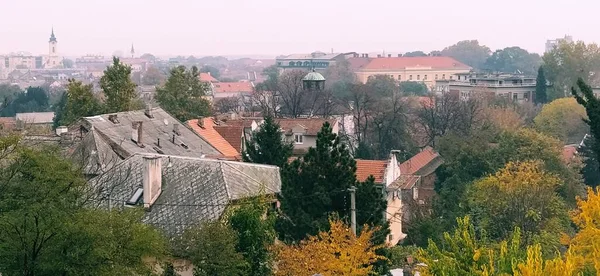 Sırbistan Cumhuriyeti 'nin Belgrad kentindeki kilise kulesiyle Zemun' un panoramik manzarası — Stok fotoğraf