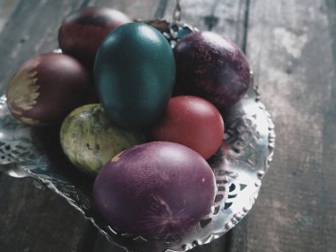 Ahşap bir masada eski metal bir şeker kasesinde paskalya yumurtası. Paskalya, İsa 'nın dirilişi, İsa' nın dirilişi, en eski ve en Hıristiyan bayramı..