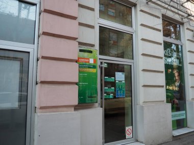 Sberbank, Rusya 'nın yan kuruluşu Sberbank' ın Avrupa şubesinin ön cephesi ve girişi. Rusya 'nın finans sektörüne yaptırımlar. Ukrayna 'da yükselme. Sremska Mitrovica, Sırbistan, 3 Mart 2022
