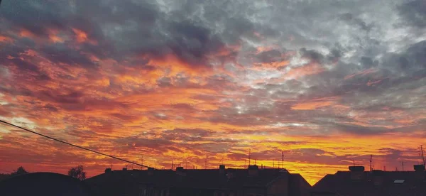 때아름다운 구름이 나타난다 주름잡은 구름이 주황색과 분홍색으로 빛났다 어둡고 톤이야 — 스톡 사진