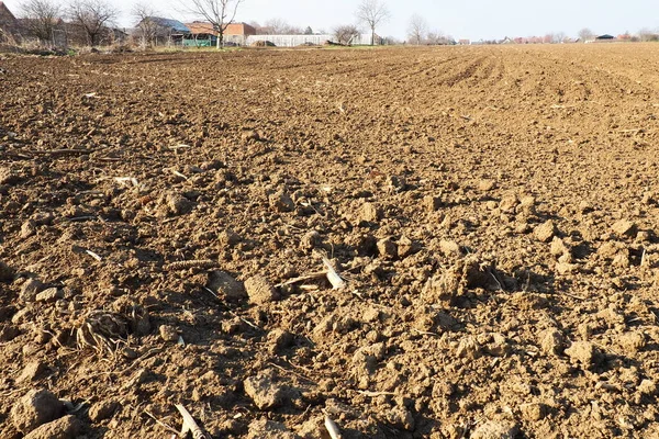 可耕地 准备进行春季农业劳动 被倒空的黑土玉米粉倒在地上 用于种植的肥沃土壤 肥料是大丰收的关键 农业工作 — 图库照片