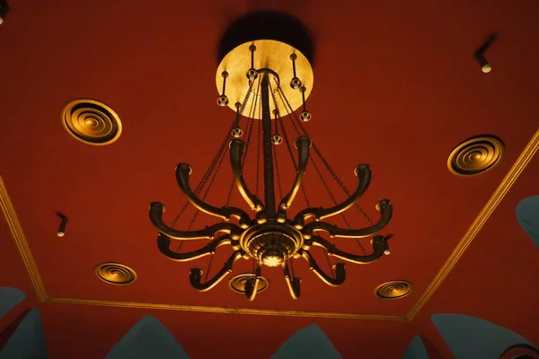 Θεατρικός Χρυσαφένιος Πολυέλαιος Κάτω Από Την Οροφή Της Αίθουσας Πανηγυρική — Φωτογραφία Αρχείου