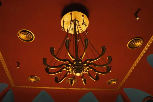 Der Goldene Kronleuchter Unter Der Decke Des Theatersaals Feierliche Und — Stockfoto