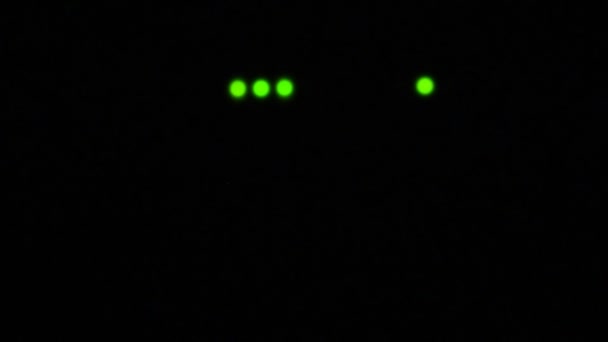 Router Wi-Fi o luz de módem parpadeando. Conexión inalámbrica a internet. Luces de advertencia verdes en la oscuridad negra. El proceso de transferencia de información a través de medios modernos de comunicación — Vídeos de Stock