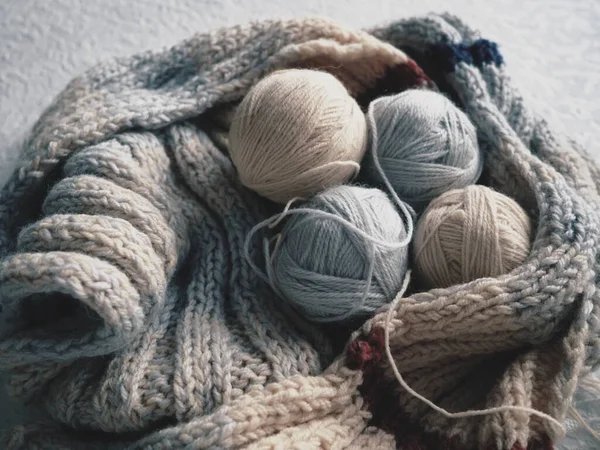 グレー ベージュ糸からスカーフやセーターを編む ウール糸とアクリル糸のボール 趣味で編み物 アクセサリー 編み針 かぎ針編みフック — ストック写真