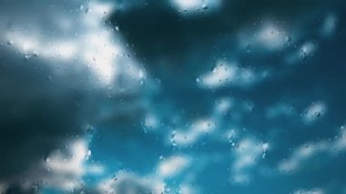 Bardaktan aşağı yağmur damlaları akıyor. Fırtınanın hızı azalıyor. Yumuşak odaklanma. Mavi gökyüzüne karşı hızlı hareket eden bulutlar. Bulutlu kümülüs bulutları rüzgarda gittikçe daha alçaktan ve daha hızlı hareket eder. Meteoroloji ve hava tahmini