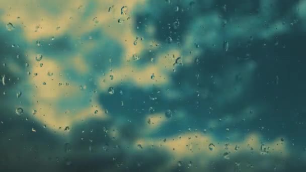 雨滴がガラスの下を走る 暴風雨の時間の経過 焦点を合わせて 青い空に対して高速移動雲 曇り空の積雲は風の中でより低く より速く動く 天気予報 — ストック動画