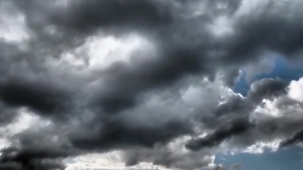 Mavi Gökyüzüne Karşı Hızlı Hareket Eden Bulutlar Bulutlu Kümülüs Bulutları — Stok video
