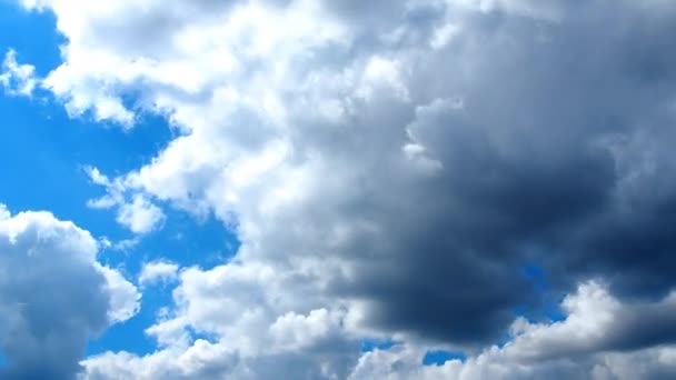 Nubes Movimiento Rápido Contra Cielo Azul Nubosidad Cúmulos Nubes Mueven — Vídeos de Stock