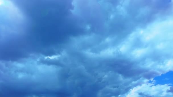 Nubes Movimiento Rápido Contra Cielo Azul Nubosidad Cúmulos Nubes Mueven — Vídeos de Stock