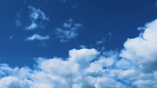 Nubes Movimiento Rápido Contra Cielo Azul Nubosidad Cúmulos Nubes Mueven — Vídeos de Stock