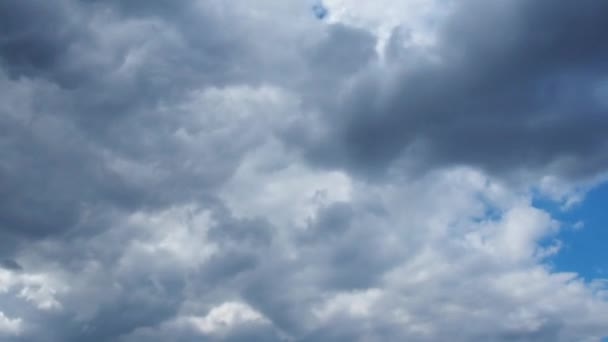 Nubes Movimiento Rápido Contra Cielo Azul Nubosidad Cúmulos Nubes Mueven — Vídeos de Stock