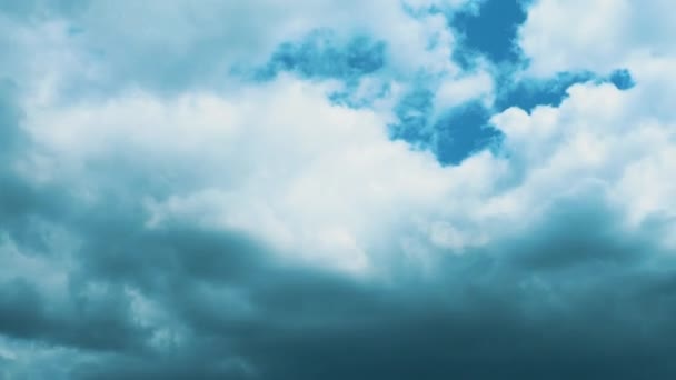 Mavi Gökyüzüne Karşı Hızlı Hareket Eden Bulutlar Bulutlu Kümülüs Bulutları — Stok video