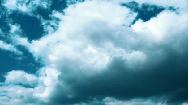 Nubes Movimiento Rápido Contra Cielo Azul Nubosidad Cúmulos Nubes Mueven — Vídeos de Stock