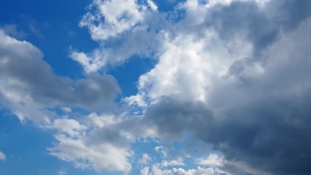 Nubes de movimiento rápido contra un cielo azul. Nubosidad cúmulos nubes se mueven más y más rápido en el viento. Meteorología y pronóstico del tiempo. Problemas ecológicos. Cambio de clima. Timelapse viento de tormenta — Vídeos de Stock