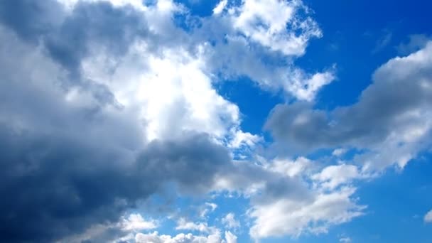Nubes de movimiento rápido contra un cielo azul. Nubosidad cúmulos nubes se mueven más y más rápido en el viento. Meteorología y pronóstico del tiempo. Problemas ecológicos. Cambio de clima. Timelapse viento de tormenta — Vídeos de Stock