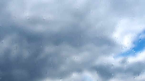在蓝天的映衬下快速移动的云彩 云彩积云在风中移动得越来越低越来越快 气象预报和天气预报 雨滴从玻璃杯里流下来 暴风的时间过去了 混合玻璃杯 — 图库视频影像