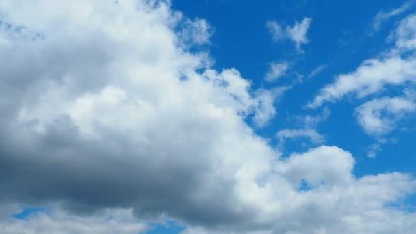 Nubes Movimiento Rápido Contra Cielo Azul Nubosidad Cúmulos Nubes Mueven — Vídeos de Stock