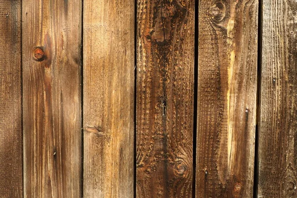 Tahtayı doğal dokuyla kapat. Boş tahta şablon tahtası üst görünüm ürün görüntüsü veya montaj için bir zemin olarak kullanılabilir. Yüksek kalite fotoğraf. Düğümsüz dikey kahverengi panolar.