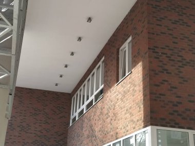 Yeni okulun dış cephesi. Yeni plastik beyaz pencereler. Modaya uygun kahverengi-kırmızı tuğlalar. Kubbeli metal kemer. Tavan aydınlatması. Okul girişinde. Sırbistan ve Sremska Mitrovica